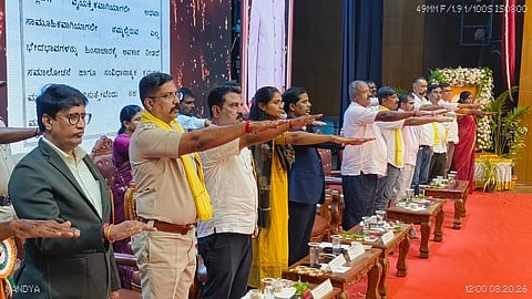 ಮಂಡ್ಯ ನಗರದ ಅಂಬೇಡ್ಕರ್ ಭವನದಲ್ಲಿ ಆಯೋಜಿಸಿದ್ದ ಡಿ.ದೇವರಾಜ ಅರಸು ಜನ್ಮದಿನಾಚರಣೆಯಲ್ಲಿ ಪ್ರತಿಜ್ಞಾವಿಧಿ ಸ್ವೀಕರಿಸಲಾಯಿತು.  