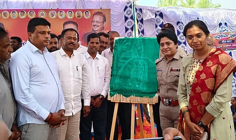 ಮಂಡ್ಯ ತಾಲೂಕು ಹೊಸಬೂದನೂರು ಗ್ರಾಮದಲ್ಲಿ ಶಾಸಕ ಪಿ.ರವಿಕುಮಾರ್ ಗಣಿಗ ನೇತೃತ್ವದಲ್ಲಿ ಏರ್ಪಡಿಸಿದ್ದ ಚಿತ್ರಕಲಾ ಸ್ಪರ್ಧೆಗೆ ವಿಧಾನಪರಿಷತ್ ಸದಸ್ಯ ದಿನೇಶ್ ಗೂಳಿಗೌಡ ಚಿತ್ರ ಬಿಡಿಸುವ ಮೂಲಕ ಚಾಲನೆ ನೀಡಿದರು