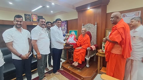 ಮಂಡ್ಯ ತಾಲೂಕು ಬೂದನೂರು ಗ್ರಾಮದಲ್ಲಿ ನಡೆಯಲಿರುವ ಉತ್ಸವಕ್ಕೆ ಆದಿಚುಂಚನಗಿರಿ ಮಠದ ಪೀಠಾಧ್ಯಕ್ಷ ಡಾ.ಶ್ರೀನಿರ್ಮಲಾನಂದನಾಥ ಸ್ವಾಮೀಜಿ ಅವರನ್ನು ಶಾಸಕ ಪಿ.ರವಿಕುಮಾರ್ ಗಣಿಗ ಆಹ್ವಾನಿಸಿದರು.