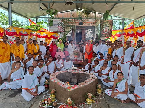 ಸುಕ್ಷೇತ್ರ ಉತ್ನಾಳ ಶ್ರೀಮಹಾಲಕ್ಷ್ಮಿ ದೇವಸ್ಥಾನದಲ್ಲಿ ಪುರುಷೋತ್ತಮ ಮಾಸದ ಅಂಗವಾಗಿ ಶಹಾಪುರದ ಶ್ರೀಸೂಗೂರೇಶ್ವರ ಶಿವಾಚಾರ್ಯ ಸ್ವಾಮಿಗಳ ನೇತೃತ್ವದಲ್ಲಿ ಒಂದು ಲಕ್ಷ ಗಾಯಿತ್ರಿ ಮಂತ್ರ ಜಪ, ಚಂಡಿಕಾ ಯಾಗ ನೆರವೇರಿಸಲಾಯಿತು. ಶ್ರೀಮಠದ ಶ್ರೀಶಿವಪುತ್ರಯ್ಯ ಸ್ವಾಮಿಗಳು ಉಪಸ್ಥಿತರಿದ್ದರು. 