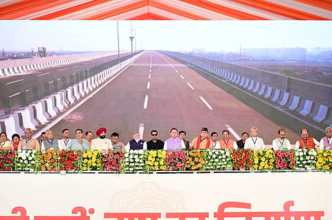 ದೆಹಲಿ-ಡೆಹ್ರಾಡೂನ್ ಆರ್ಥಿಕ ಕಾರಿಡಾರ್ ಯೋಜನೆಗೆ ಪ್ರಧಾನಿ ನರೇಂದ್ರ ಮೋದಿ ಚಾಲನೆ ನೀಡಿದರು. ಕೇಂದ್ರ ಸಚಿವ ನಿತಿನ್ ಗಡ್ಕರಿ, ಉತ್ತರಾಖಂಡ ಸಿಎಂ ಪುಷ್ಕರ್ ಸಿಂಗ್ ಧಾಮಿ ಮತ್ತಿತರರಿದ್ದರು. 