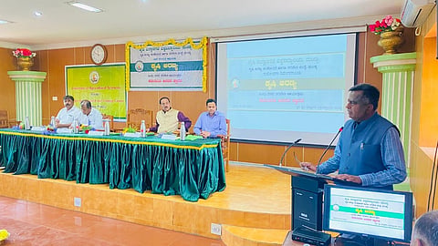 ಮಂಡ್ಯ ತಾಲೂಕು ವಿ.ಸಿ ಫಾರ್ಮ್‌ನಲ್ಲಿ ಆಯೋಜಿಸಿದ್ದ ತರಬೇತಿ ಕಾರ್ಯಾಗಾರದಲ್ಲಿ ಕೃಷಿ ವಿಜ್ಞಾನಗಳ ವಿಶ್ವವಿದ್ಯಾಲಯದ ಕುಲಪತಿ ಡಾ.ಕೆ.ಸಿ.ನಾರಾಯಣಸ್ವಾಮಿ ಮಾತನಾಡಿದರು.