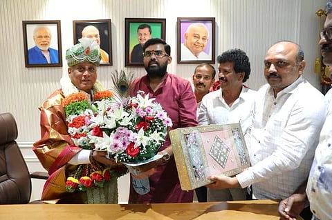   ಬೆಂಗಳೂರಿನಲ್ಲಿ ಕೇಂದ್ರ ರೈಲ್ವೆ ಮತ್ತು ಜಲಶಕ್ತಿ ರಾಜ್ಯ ಖಾತೆ ಸಚಿವ ವಿ.ಸೋಮಣ್ಣ ಅವರನ್ನು ಅಭಿನಂದಿಸಲಾಯಿತು.  