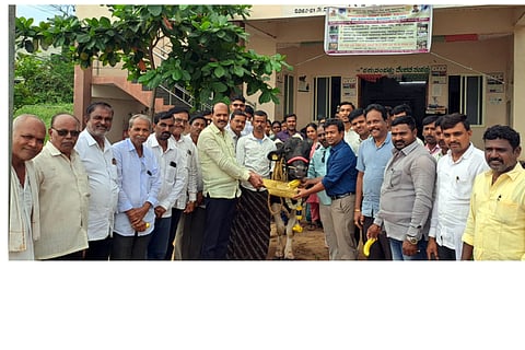ಹಗರಿಬೊಮ್ಮನಹಳ್ಳಿ ಪಶು ಸಂಗೋಪನೆ ಇಲಾಖೆ ಕಚೇರಿ ಆವರಣದಲ್ಲಿ ಜಾನುವಾರುಗಳಿಗೆ ಕಾಲು ಬಾಯಿ ರೋಗ ತಡೆಗಟ್ಟುವ ಲಸಿಕೆ ನೀಡುವ ಕಾರ್ಯಕ್ರಮಕ್ಕೆ ಶಾಸಕ ಕೆ.ನೇಮಿರಾಜ್‌ನಾಯ್ಕ ಚಾಲನೆ ನೀಡಿದರು. ಜೆಡಿಎಸ್ ಉಪಾಧ್ಯಕ್ಷ ಕೃಷ್ಣಮೂರ್ತಿ ಶೆಟ್ರು, ಪ್ರಮುಖರಾದ ಈ.ಕೆ.ಮೂರ್ತಿ, ಚಿತ್ತವಾಡಗಿ ಪ್ರಕಾಶ್, ಗೊಲ್ಲರ ಜಯಪ್ಪ ಇತರರಿದ್ದರು.