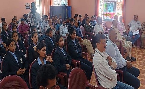 ಪತ್ರಿಕಾ ಭವನ ಟ್ರಸ್ಟ್‌ನ ೨೪ನೇ ವಾರ್ಷಿಕೋತ್ಸವ ಸಮಾರಂಭದಲ್ಲಿ ವಿದ್ಯಾರ್ಥಿಗಳು, ಪತ್ರಿಕಾ ಭವನ ಟ್ರಸ್ಟ್‌ನ ಪ್ರಮುಖರು ಪಾಲ್ಗೊಂಡಿದ್ದರು.