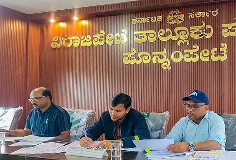 ವಿರಾಜಪೇಟೆ ತಾಲೂಕು ಪಂಚಾಯಿತಿಯ ಸಾಮರ್ಥ್ಯ ಸೌಧದಲ್ಲಿ ನಡೆದ ವಿವಿಧ ಯೋಜನೆಗಳ ಪ್ರಗತಿ ಪರಿಶೀಲನಾ ಸಭೆಯಲ್ಲಿ ಆನಂದ್ ಪ್ರಕಾಶ್ ಮೀನಾ, ಅಬ್ದುಲ್ ನಬಿ, ರಾಜೇಶ್ ಇದ್ದರು.