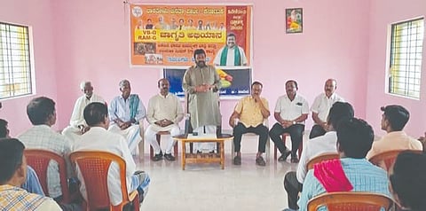 ಹಿರೇಕೆರೂರ ತಾಲೂಕಿನ ಚಿನ್ನಮುಳಗುಂದ ಗ್ರಾಮದಲ್ಲಿ ಏರ್ಪಡಿಸಿದ್ದ ವಿಬಿ ಜಿ ರಾಮ್​ ಜಿ VB Ji Ram Ji ಜನಜಾಗೃತಿ ಅಭಿಯಾನ ಕುರಿತು ಮಾಜಿ ಸಚಿವ ಬಿ.ಸಿ. ಪಾಟೀಲ ಮಾತನಾಡಿದರು.