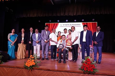  ತುಮಕೂರಿನ ವಿದ್ಯಾವಾಹಿನಿ ಸಮೂಹ ಶಿಕ್ಷಣ ಸಂಸ್ಥೆಯ ವಿದ್ಯಾನಿಧಿ ಕಾಲೇಜಿನಲ್ಲಿ ನಿರ್ಮಿಸಿರುವ ವಿಜಿ ಆಡಿಟೋರಿಯಂ ಅನ್ನು ಹಿರಿಯ ಪತ್ರಕರ್ತ ವಿಶ್ವೇಶ್ವರ ಭಟ್​ ಲೋಕಾರ್ಪಣೆ ಮಾಡಿದರು. ಕೆ.ಬಿ.ಜಯಣ್ಣ, ಎನ್​.ಬಿ.ಪ್ರದಿಪ್​ ಕುಮಾರ್​, ಓಂಕಾರ್​, ಸಿದ್ದೇಶ್ವರಸ್ವಾಮಿ, ಸುಬ್ರಹ್ಮಣ್ಯ, ಪ್ರೇಮ್​, ಅರುಣಾ ಮತ್ತಿತರರು ಇದ್ದರು. 