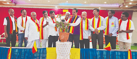 ಲಕ್ಷ್ಮೇಶ್ವರದಲ್ಲಿ ಹಮ್ಮಿಕೊಂಡಿದ್ದ ರಾಜ್ಯಮಟ್ಟದ ವಿಚಾರ ಸಂಕಿರಣವನ್ನು ಡಾ.ಮನು ಬಳಿಗಾರ ಉದ್ಘಾಟಿಸಿದರು. ಶಾಸಕ ಡಾ.ಚಂದ್ರು ಲಮಾಣಿ, ಪ್ರೊ.ನೀಲಗಿರಿ ತಳವಾರ, ವಿವೇಕಾನಂದಗೌಡ ಪಾಟೀಲ ಇತರರಿದ್ದರು.