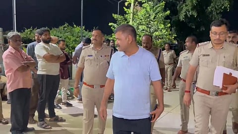 ಆನೇಕಲ್​ ತಾಲೂಕಿನ ಬಿದರಗುಪ್ಪೆಯ ಮಳ್ಳೇನಹಳ್ಳಿಯಲ್ಲಿ ಕೊಲೆ ಪ್ರಕರಣ ಬಗ್ಗೆ ಡಿವೈಎಸ್​ಪಿ ಮೋಹನ್​, ಸಿಪಿಐ ರಾಘವ್​ ಗೌಡ, ತಿಪ್ಪೇಸ್ವಾಮಿ ಸ್ವಾಮಿ ಸ್ಥಳ ಪರಿಶೀಲಿಸಿದರು.