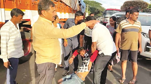 ದರಸಗುಪ್ಪೆ ಗ್ರಾಮದ ಶ್ರೀರಂಗಪಟ್ಟಣ-ಪಾಂಡವಪುರ ಹೆದ್ದಾರಿಯಲ್ಲಿ ಸಂಭವಿಸಿದ ಅಪಘಾತದಲ್ಲಿ ಗಾಯಗೊಂಡಿದ್ದ ಬೈಕ್ ಸವಾರನನ್ನು ಸಚಿವ ಎಚ್.ಸಿ.ಬಾಲಕೃಷ್ಣ ಚಿಕಿತ್ಸೆಗೆ ಕಳುಹಿಸಿದರು.