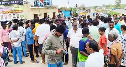 ವಿಜಯಪುರ ಹೋಬಳಿ ಮುದುಗುರ್ಕಿ ಬಳಿ ಸಂಭವಿಸಿದ್ದ ರಸ್ತೆ ಅಪಘಾತದಲ್ಲಿ ಮೃತಪಟ್ಟಿದ್ದ ಗ್ರಾಮದ ಸುಧಾಕರ್​ ಎಂಬುವವರ ಶವವನ್ನು ರಾಷ್ಟ್ರೀಯ ಹೆದ್ದಾರಿಯಲ್ಲಿಟ್ಟು ಗ್ರಾಮಸ್ಥರು ಪ್ರತಿಭಟನೆ ನಡೆಸಿದರು.  