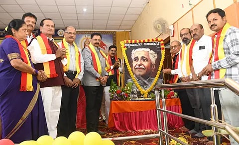 ದಾವಣಗೆರೆಯಲ್ಲಿ ಸೋಮವಾರ ಹಮ್ಮಿಕೊಂಡಿದ್ದ ವಿಶ್ವ ಮಾನವ ದಿನಾಚರಣೆ ಕಾರ್ಯಕ್ರಮದಲ್ಲಿ ರಾಷ್ಟ್ರಕವಿ ಕುವೆಂಪು ಅವರ ಭಾವಚಿತ್ರಕ್ಕೆ ಗಣ್ಯರು ಪುಷ್ಪಾರ್ಚನೆ ಮಾಡಿದರು. ಶಾಸಕ ಚಿಕ್ಕಮ್ಮನಹಟ್ಟಿ ದೇವೇಂದ್ರಪ್ಪ, ಐಜಿಪಿ ಡಾ.ಬಿ.ಆರ್. ರವಿಕಾಂತೇಗೌಡ, ಡಾ. ನಾ. ಲೋಕೇಶ್ ಒಡೆಯರ್, ಡಾ. ದಾದಾಪೀರ್ ನವಿಲೇಹಾಳ್, ಬಿ. ವಾಮದೇವಪ್ಪ, ಪರಮೇಶ್ವರಪ್ಪ ಇತರರಿದ್ದರು. 
