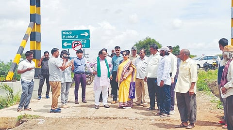 ಅಣ್ಣಿಗೇರಿಯಲ್ಲಿ ಸುರಿದ ಮಳೆಯಿಂದಾಗಿ ಪಟ್ಟಣದ ವಿವಿಧ ಬಡಾವಣೆಗಳಲ್ಲಿ ನೀರು ನುಗ್ಗಿರುವುದನ್ನು ಶಾಸಕ ಎನ್.ಎಚ್. ಕೋನರಡ್ಡಿ, ಜಿಲ್ಲಾಧಿಕಾರಿ ಆರ್. ಸ್ನೇಹಲ್ ಸೇರಿದಂತೆ ಅಧಿಕಾರಿಗಳ ತಂಡ ಗುರುವಾರ ಪರಿಶೀಲನೆ ನಡೆಸಿತು.