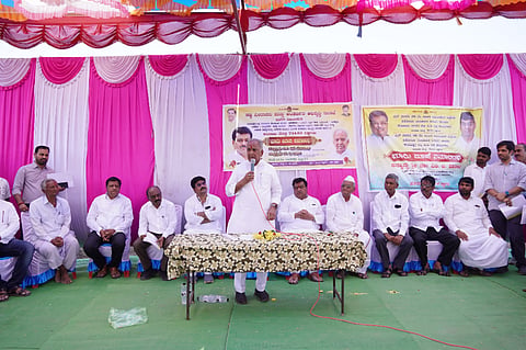 ತಿಕೋಟಾ ತಾಲೂಕಿನ ಬರಟಗಿ ಗ್ರಾಮದಲ್ಲಿ ಹಳ್ಳಗಳಿಗೆ ಅಡ್ಡಲಾಗಿ ಚೆಕ್ ಡ್ಯಾಂ ಮತ್ತು ರಿಚಾರ್ಜ್ ಶಾಫ್ಟ್ ನಿರ್ಮಾಣದ ಕಾಮಗಾರಿಗೆ ಭೂಮಿಪೂಜೆ ನೆರವೇರಿಸಿ ಸಚಿವ ಎನ್.ಎಸ್. ಬೋಸರಾಜು ಮಾತನಾಡಿದರು. ಸಚಿವ ಎಂ.ಬಿ. ಪಾಟೀಲ, ಬಸನಗೌಡ ಪಾಟೀಲ, ಗುರುಪಾದಗೌಡ ದಾಶ್ಯಾಳ ಇತರರಿದ್ದಾರೆ.
