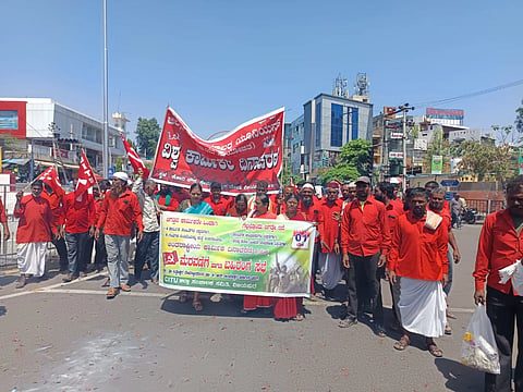ವಿಜಯಪುರ ನಗರದಲ್ಲಿ ಕಾರ್ಮಿಕ ಸಂಘಟನೆಗಳು ಬೃಹತ್ ಮೆರವಣಿಗೆ ನಡೆಸಿದವು. ಕಾರ್ಮಿಕ ಮುಖಂಡ ಈರಣ್ಣ ಬೆಳ್ಳುಂಡಗಿ, ಲಕ್ಷ್ಮಣ ಹಂದ್ರಾಳ, ಸೋಮಪ್ಪ ಆಯಟ್ಟಿ ಇತರರಿದ್ದಾರೆ.
