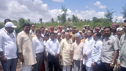 ವಿಜಯಪುರ ತಾಲೂಕಿನ ಹಳ್ಳಿಯೊಂದರಲ್ಲಿ ವಿಬಿಜಿ ರಾಮ್ ಜಿ ಕಾಮಗಾರಿಯ ಸ್ಥಳ ಪರಿಶೀಲನೆ ನಡೆಸಿ ಸಂಸದ ರಮೇಶ ಜಿಗಜಿಣಗಿ ಮಾತನಾಡಿದರು. ಮುಖಂಡರಾದ ಸಂಜೀವ ಐಹೊಳಿ, ಮಳುಗೌಡ ಪಾಟೀಲ, ಅಧಿಕಾರಿ ಪ್ರಕಾಶ ವಡ್ಡರ್ ಮತ್ತಿತರರಿದ್ದಾರೆ.