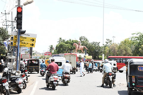 ವಿಜಯಪುರ ನಗರದಲ್ಲಿ ಸಂಚಾರಿ ನಿಯಮಗಳ ಉಲ್ಲಂಘನೆಯ ನೋಟ.