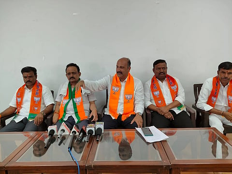 ವಿಜಯಪುರ ನಗರದ ಬಿಜೆಪಿ ಕಚೇರಿಯಲ್ಲಿ ಜಿಲ್ಲಾಧ್ಯಕ್ಷ ಗುರುಲಿಂಗಪ್ಪ ಅಂಗಡಿ ಹಾಗೂ ಕೃಷ್ಣಾ ಗುನ್ನಾಳಕರ ಸುದ್ದಿಗೋಷ್ಠಿ ನಡೆಸಿದರು. ಜಿಲ್ಲಾ ಪಂಚಾಯತ್ ಮಾಜಿ ಸದಸ್ಯ ಸಾಬು ಮಾಶ್ಯಾಳ, ಜಿಲ್ಲಾ ಪ್ರಧಾನ ಕಾರ್ಯದರ್ಶಿ ಈರಣ್ಣ ರಾವೂರ, ಮಾಧ್ಯಮ ಪ್ರಮುಖ ವಿಜಯ ಜೋಶಿ ಇತರರಿದ್ದಾರೆ.