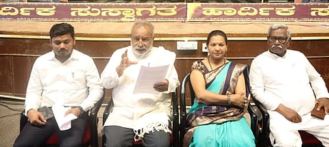 ವಿಜಯಪುರ ನಗರದಲ್ಲಿ ಕರ್ನಾಟಕ ನಾಟಕ ಅಕಾಡೆಮಿ ಅಧ್ಯಕ್ಷ ಡಾ. ಕೆ.ವಿ. ನಾಗರಾಜ್ ಮೂರ್ತಿ ಸುದ್ದಿಗೋಷ್ಠಿ ನಡೆಸಿದರು. ನಾಟಕ ಅಕಾಡೆಮಿ ಸದಸ್ಯೆ ಜ್ಯೋತಿ ಮಂಗಳೂರು, ಮಾಜಿ ಅಧ್ಯಕ್ಷ ಶೇಖ್ ಮಾಸ್ತರ್, ಕನ್ನಡ ಮತ್ತು ಸಂಸ್ಕೃತಿ ಇಲಾಖೆ ಸಹಾಯಕ ನಿರ್ದೇಶಕ ಸಂತೋಷ ಭೋವಿ ಇದ್ದಾರೆ.