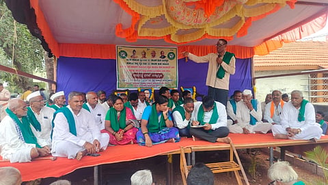 ಬಬಲೇಶ್ವರ ತಾಲೂಕಿನ ಅರ್ಜುಣಗಿ ಗ್ರಾಮದಲ್ಲಿ ನಡೆದ ರೈತರ ಪ್ರತಿಭಟನೆಯನ್ನುದ್ದೇಶಿಸಿ ಅಖಂಡ ಕರ್ನಾಟಕ ರೈತ ಸಂಘ ಹಾಗೂ ಕರ್ನಾಟಕ ರಾಜ್ಯ ರೈತ ಸಂಘದ ರಾಜ್ಯ ಪ್ರಧಾನ ಕಾರ್ಯದರ್ಶಿ ಅರವಿಂದ ಕುಲಕರ್ಣಿ ಮಾತನಾಡಿದರು. ಮುಖಂಡ ರಾಮಪ್ಪ ಕರಜಗಿ, ರಾಜು ಕಂಬಾಗಿ, ಬಸವರಾಜ ಸಿದ್ದಾಪೂರ ಇತರರಿದ್ದಾರೆ.