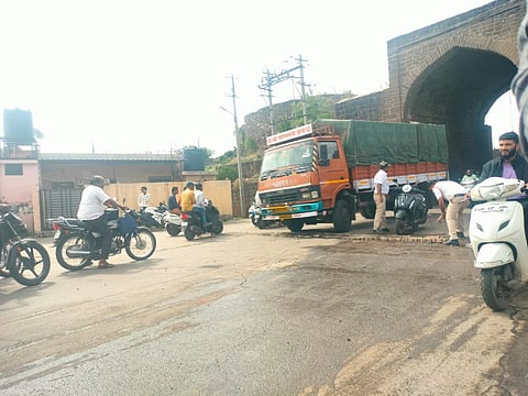 ವಿಜಯಪುರದ ಮನಗೂಳಿ ಅಗಸಿ ಬಳಿ ಸಂಚಾರಿ ಪೊಲೀಸರು ಗುಂಡಿ ಮುಚ್ಚುತ್ತಿರುವುದು.