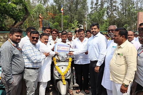 ವಿಜಯಪುರ ನಗರದ ಡಾ.ಬಿ.ಆರ್. ಅಂಬೇಡ್ಕರ್ ಕ್ರೀಡಾಂಗಣದಲ್ಲಿ ಶಾಸಕ ವಿಠಲ ಕಟಕದೊಂಡ ಅವರು ಅಂಗವಿಕಲರಿಗೆ ತ್ರಿಚಕ್ರ ವಾಹನ ವಿತರಿಸಿದರು. ಜಿಪಂ ಸಿಇಒ ರಿಷಿ ಆನಂದ, ಉಪವಿಭಾಗಾಧಿಕಾರಿ ಗುರುನಾಥ ದಡ್ಡೆ, ರವಿದಾಸ ಜಾಧವ ಇತರರಿದ್ದಾರೆ.