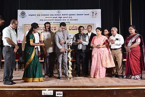 ವಿಜಯಪುರ ನಗರದ ಕಂದಗಲ್ಲ ಹನುಮಂತರಾಯ ರಂಗಮಂದಿರದಲ್ಲಿ ನಡೆದ  ‘ವಿಶ್ವ ಬಾಲಕಾರ್ಮಿಕ ಪದ್ಧತಿ ವಿರೋಧಿ ದಿನ’ ಆಚರಣೆಯನ್ನು ಜಿಲ್ಲಾ ಕಾನೂನು ಸೇವೆಗಳ ಪ್ರಾಧಿಕಾರದ ಅಧ್ಯಕ್ಷರೂ ಆಗಿರುವ ಪ್ರಧಾನ ಜಿಲ್ಲಾ ಮತ್ತು ಸತ್ರ ನ್ಯಾಯಾಧೀಶ ಹರೀಶ ಎ ಉದ್ಘಾಟಿಸಿದರು. ಕಾರ್ಮಿಕ ಅಧಿಕಾರಿ ರಮೇಶ ಎಸ್. ಸುಂಬಡ, ಅಪರ ಜಿಲ್ಲಾಧಿಕಾರಿ ಡಾ. ಔದ್ರಾಮ್ ಇತರರಿದ್ದಾರೆ.
