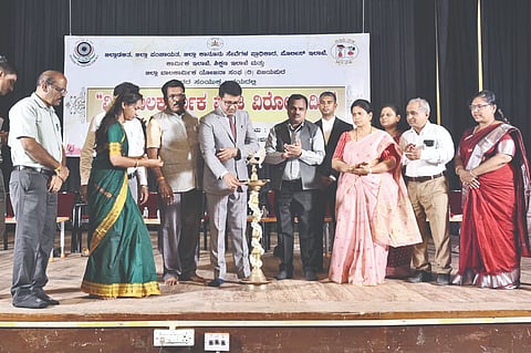 ವಿಜಯಪುರ ನಗರದ ಕಂದಗಲ್ಲ ಹನುಮಂತರಾಯ ರಂಗಮಂದಿರದಲ್ಲಿ ನಡೆದ ‘ವಿಶ್ವ ಬಾಲಕಾರ್ಮಿಕ ಪದ್ಧತಿ ವಿರೋಧಿ ದಿನ’ ಆಚರಣೆಯನ್ನು ಜಿಲ್ಲಾ ಕಾನೂನು ಸೇವೆಗಳ ಪ್ರಾಧಿಕಾರದ ಅಧ್ಯಕ್ಷರೂ ಆಗಿರುವ ಪ್ರಧಾನ ಜಿಲ್ಲಾ ಮತ್ತು ಸತ್ರ ನ್ಯಾಯಾಧೀಶ ಹರೀಶ ಎ. ಉದ್ಘಾಟಿಸಿದರು. ಕಾರ್ಮಿಕ ಅಧಿಕಾರಿ ರಮೇಶ ಎಸ್. ಸುಂಬಡ, ಅಪರ ಜಿಲ್ಲಾಧಿಕಾರಿ ಡಾ. ಔದ್ರಾಮ್ ಇತರರಿದ್ದಾರೆ.