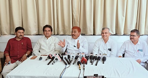 ವಿಜಯಪುರ ನಗರದ ಖಾಸಗಿ ಹೊಟೇಲ್‌ನಲ್ಲಿ ಕೆಪಿಸಿಸಿ ವಕ್ತಾರ ಎಸ್.ಎಂ. ಪಾಟೀಲ ಗಣಿಹಾರ ಸುದ್ದಿಗೋಷ್ಠಿ ನಡೆಸಿದರು. ಮುಖಂಡರಾದ ಡಾ.ರವಿಕುಮಾರ ಬಿರಾದಾರ, ಫಯಾಜ್ ಕಲಾದಗಿ, ಸುರೇಶ ಬಿಜಾಪೂರ, ವಸಂತ ಹೊನಮೋಡೆ ಇದ್ದಾರೆ.