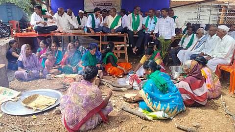 ಬಬಲೇಶ್ವರ ತಾಲೂಕಿನ ಅರ್ಜುಣಗಿಯಲ್ಲಿ ನಡೆಯುತ್ತಿರುವ ರೈತರ ಧರಣಿ ಸ್ಥಳದಲ್ಲಿ ರೈತ ಮಹಿಳೆಯರು ಅಡುಗೆ ಮಾಡಿ ಧರಣಿ ನಿರತರಿಗೆ ಉಣಬಡಿಸಿದರು. ಮುಖಂಡರಾದ ಮಲ್ಲಿಕಾರ್ಜುನ ಬಟಗಿ, ಅರವಿಂದ ಕುಲಕರ್ಣಿ ಇತರರಿದ್ದಾರೆ.