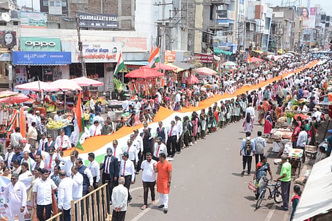 ವಿಜಯಪುರ ನಗರದಲ್ಲಿ ಬಿಜೆಪಿಯಿಂದ ಹರ್ ಘರ್ ತಿರಂಗಾ ಅಭಿಯಾನದಂಗವಾಗಿ ಬೃಹತ್ ಧ್ವಜ ಮೆರವಣಿಗೆ ನಡೆಯಿತು.