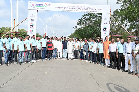 ವಿಜಯಪುರ ನಗರದಲ್ಲಿ ಹಮ್ಮಿಕೊಂಡಿದ್ದ ಆಸ್ಮಿತಾ ಖೇಲೋ ಇಂಡಿಯಾ ಮಹಿಳಾ ಸೈಕ್ಲಿಂಗ್ ಸಿಟಿ ಲೀಗ್ ಸ್ಪರ್ಧೆಗೆ ಸಂಸದ ರಮೇಶ ಜಿಗಜಿಣಗಿ ಚಾಲನೆ ನೀಡಿದರು. ಮಾಜಿ ಸಚಿವ ಅಪ್ಪಾಸಾಹೇಬ ಪಟ್ಟಣಶೆಟ್ಟಿ, ರಾಜು ಬಿರಾದಾರ, ರಾಜಲಕ್ಷ್ಮಿ ಪೃಥ್ವಿರಾಜ್ ಇತರರಿದ್ದಾರೆ.