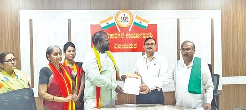 ವಿಜಯಪುರ ಜಿಲ್ಲಾಡಳಿತಕ್ಕೆ ಕರ್ನಾಟಕ ರಾಜ್ಯ ಕನ್ನಡಿಗರ ವೇದಿಕೆಯ ಪದಾಧಿಕಾರಿಗಳು ಮನವಿ ಸಲ್ಲಿಸಿದರು. ಅಧ್ಯಕ್ಷ ಲಕ್ಷ್ಮಣ ಕಂಬಾಗಿ, ಭೋಗೇಶ ಸೋಲಾಪೂರ, ಮಲ್ಲಿಕಾರ್ಜುನ ಬಟಗಿ ಇತರರಿದ್ದಾರೆ.