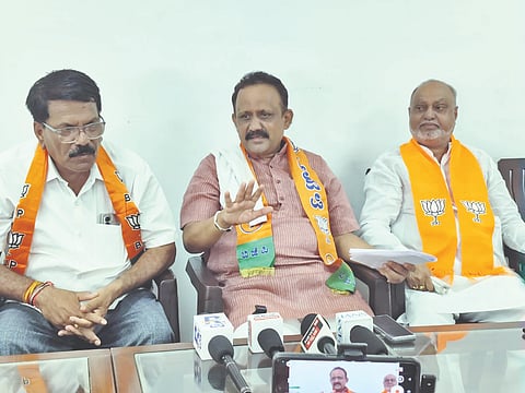 ವಿಜಯಪುರದ ಬಿಜೆಪಿ ಕಚೇರಿಯಲ್ಲಿ ಜಿಲ್ಲಾಧ್ಯಕ್ಷ ಗುರುಗಲಿಂಗಪ್ಪ ಅಂಗಡಿ ಸುದ್ದಿಗೋಷ್ಠಿ ನಡೆಸಿದರು. ಮುಖಂಡರಾದ ಶಂಕರಗೌಡ ಪಾಟೀಲ, ಡಿ.ಜಿ. ಬಿರಾದಾರ ಇದ್ದಾರೆ.