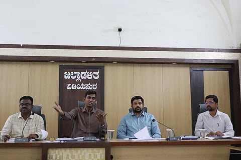 ವಿಜಯಪುರ ಜಿಲ್ಲಾಡಳಿತ ಕಚೇರಿ ಸಭಾಂಗಣದಲ್ಲಿ ಜಿಲ್ಲಾಧಿಕಾರಿ ಡಾ.ಆನಂದ ಕೆ ಅವರು ಸ್ಥಳೀಯ ಸಂಸ್ಥೆಗಳ ಪ್ರಗತಿ ಪರಿಶೀಲನಾ ಸಭೆ ನಡೆಸಿದರು. ಜಿಪಂ ಸಿಇಒ ರಿಷಿ ಆನಂದ, ಬದ್ರುದ್ದಿನ್ ಸೌದಾಗರ್ ಇತರರಿದ್ದಾರೆ.