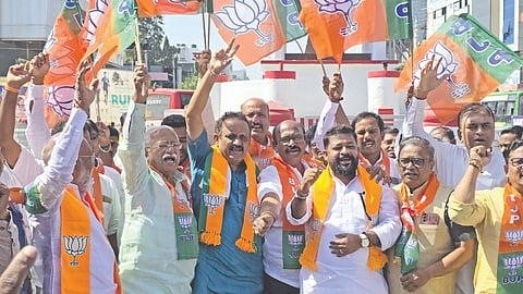 ವಿಜಯಪುರ ನಗರದ ಮಹಾತ್ಮ ಗಾಂಧಿ ವೃತ್ತದಲ್ಲಿ ಬಿಜೆಪಿ ಕಾರ್ಯಕರ್ತರು ಸಂಸದ ರಮೇಶ ಜಿಗಜಿಣಗಿ ನೇತೃತ್ವದಲ್ಲಿ ವಿಜಯೋತ್ಸವ ಆಚರಿಸಿದರು. ಗುರುಲಿಂಗಪ್ಪ ಅಂಗಡಿ, ಉಮೇಶ ಕೋಳಕೂರ, ಸಂಜೀವ ಐಹೊಳೆ ಮತ್ತಿತರರಿದ್ದಾರೆ.