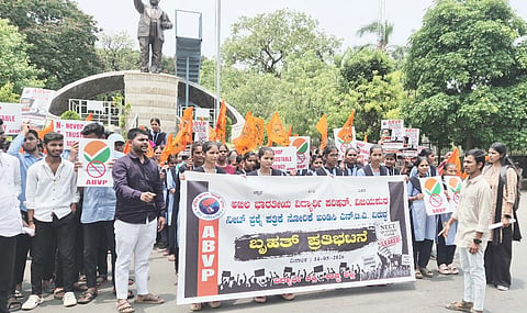 ವಿಜಯಪುರ ನಗರದಲ್ಲಿ ಎಬಿವಿಪಿ ಕಾರ್ಯಕರ್ತರು ಪ್ರತಿಭಟನೆ ನಡೆಸಿದರು. ಕೇಂದ್ರೀಯ ಕಾರ್ಯ ಸಮಿತಿ ಸದಸ್ಯ ಸಚಿನ ಕುಳಗೇರಿ, ಸಜ್ಞಾತಾ ಕುಲಕರ್ಣಿ, ಹರ್ಷ ನಾಯಕ ಇತರರಿದ್ದಾರೆ.