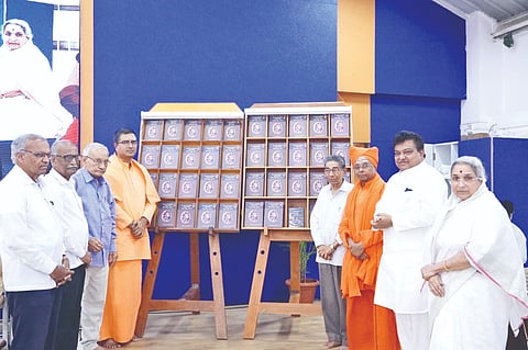ವಿಜಯಪುರ ನಗರದ ಬಿಎಲ್‌ಡಿಇ ಡೀಮ್ಡ್ ವಿಶ್ವ ವಿದ್ಯಾಲಯದಲ್ಲಿ ಡಾ. ಎಂ.ಎಂ. ಕಲಬುರ್ಗಿ ಸಮಗ್ರ ಸಾಹಿತ್ಯ 40 ಸಂಪುಟಗಳನ್ನು ಹಿರಿಯ ಸಾಹಿತಿ ಡಾ. ಸಿದ್ದಲಿಂಗ ಪಟ್ಟಣಶೆಟ್ಟಿ ಬಿಡುಗಡೆ ಮಾಡಿದರು. ಭಾಲ್ಕಿಯ ಡಾ. ಬಸವಲಿಂಗ ಪಟ್ಟದೇವರು, ಮೈಸೂರು ಕುಂದೂರಿನ ಡಾ. ಶರತಚಂದ್ರ ಸ್ವಾಮಿಗಳು, ಸಚಿವ. ಎಂ. ಬಿ. ಪಾಟೀಲ, ಉಮಾದೇವಿ ಕಲಬುರ್ಗಿ ಇತರರಿದ್ದಾರೆ.