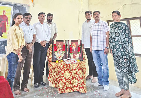 ವಿಜಯಪುರ ನಗರದಲ್ಲಿ ಎಬಿವಿಪಿಯಿಂದ ಸ್ಪರ್ಧಾತ್ಮಕ ಪರೀಕ್ಷೆ ತರಬೇತಿ ಕಾರ್ಯಕ್ರಮಕ್ಕೆ ಚಾಲನೆ ನೀಡಲಾಯಿತು. ಮುಖಂಡ ಬಸವರಾಜ ಯಾದವಾಡ, ಎಂ.ಎಸ್. ಬಿರಾದಾರ, ಸಂಜು ಕುಲಕರ್ಣಿ ಇತರರಿದ್ದಾರೆ.