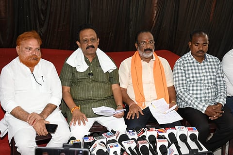ವಿಜಯಪುರ ನಗರದ ಖಾಸಗಿ ಹೊಟೇಲ್‌ನಲ್ಲಿ ಬಿಜೆಪಿ ಮುಖಂಡರು ಜಂಟಿಯಾಗಿ ಸುದ್ದಿಗೋಷ್ಠಿ ನಡೆಸಿದರು. ಸುರೇಶ ಬಿರಾದಾರ, ಗುರುಲಿಂಗಪ್ಪ ಅಂಗಡಿ, ಮಂಜು ಮೀಸೆ, ಚಿದಾನಂದ ಚಲವಾದಿ, ವಿಜಯ ಜೋಷಿ ಇದ್ದಾರೆ.