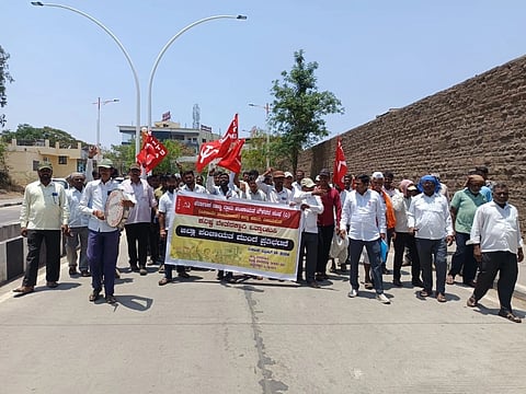 ವಿಜಯಪುರ ನಗರದಲ್ಲಿ ಕರ್ನಾಟಕ ರಾಜ್ಯ ಗ್ರಾಮ ಪಂಚಾಯಿತಿ ನೌಕರ ಸಂಘ ಹಾಗೂ ಸಿಐಟಿಯು ಜಿಲ್ಲಾ ಸಮಿತಿ ಪದಾಧಿಕಾರಿಗಳು ಪ್ರತಿಭಟನೆ ನಡೆಸಿದರು. ನಾರಾಯಣ ಬಡಿಗೇರ, ಲಾಲ್ ಅಹ್ಮದ್ ಶೇಖ, ಲಕ್ಷ್ಮಣ ಹಂದ್ರಾಳ ಇತರರಿದ್ದಾರೆ.