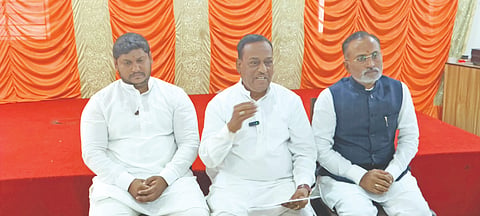 ವಿಜಯಪುರ ಜಿಲ್ಲಾಡಳಿತಕ್ಕೆ ಅಖಂಡ ಕರ್ನಾಟಕ ರೈತ ಸಂಘದ ಪದಾಽಕಾರಿಗಳು ಮನವಿ ಸಲ್ಲಿಸಿದರು. ಪ್ರಧಾನ ಕಾರ್ಯದರ್ಶಿ ಅರವಿಂದ ಕುಲಕರ್ಣಿ, ಮಲ್ಲಿಕಾರ್ಜುನ ಬಟಗಿ, ಸಂಗನಬಸವ ಶ್ರೀಗಳು, ಉಮೇಶ ವಾಲೀಕಾರ ಮತ್ತಿತರರಿದ್ದಾರೆ.