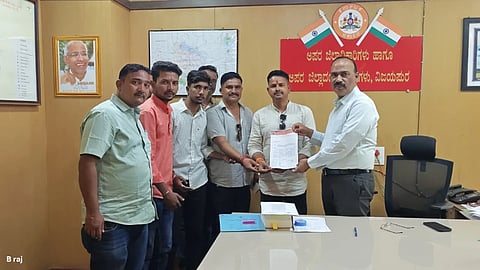ವಿಜಯಪುರ ನಗರದಲ್ಲಿ ಸ್ವರಾಜ್ಯ ಸೇನಾ ಪದಾಧಿಕಾರಿಗಳು ಜಿಲ್ಲಾಡಳಿತಕ್ಕೆ ಮನವಿ ಸಲ್ಲಿಸಿದರು. ಕಿರಣ ಕಾಳೆ, ಆನಂದ ಚೌಧರಿ, ಪವನ ನಲಗೆ ಇತರರಿದ್ದಾರೆ.