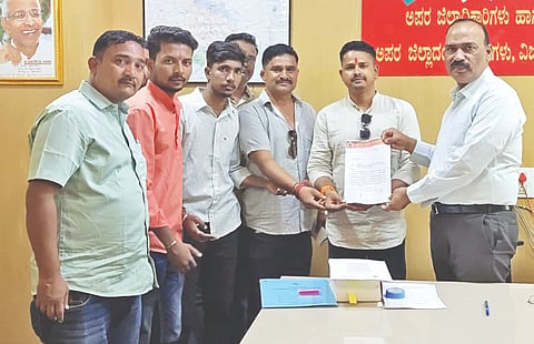 ವಿಜಯಪುರ ನಗರದಲ್ಲಿ ಸ್ವರಾಜ್ಯ ಸೇನಾ ಪದಾಧಿಕಾರಿಗಳು ಅಪರ ಜಿಲ್ಲಾಧಿಕಾರಿ ಔದ್ರಾಮ್ ಅವರಿಗೆ ಮನವಿ ಸಲ್ಲಿಸಿದರು. ಕಿರಣ ಕಾಳೆ, ಆನಂದ ಚೌಧರಿ, ಪವನ ನಲಗೆ ಇತರರಿದ್ದಾರೆ.