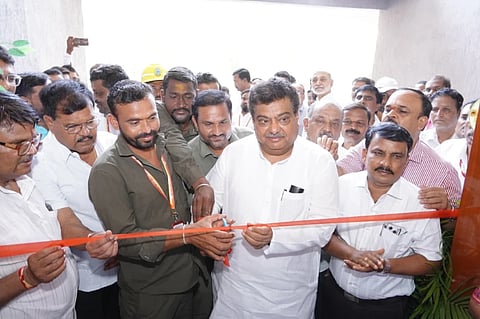 ವಿಜಯಪುರ ನಗರದಲ್ಲಿ ಕಾರ್ಯ ಮತ್ತು ಪಾಲನೆ ವಿಭಾಗೀಯ ಕಚೇರಿಯ ನೂತನ ಕಟ್ಟಡವನ್ನು ಸಚಿವ ಎಂ.ಬಿ. ಪಾಟೀಲ ಉದ್ಘಾಟಿಸಿದರು. ಶಾಸಕ ವಿಠಲ ಕಟಕದೊಂಡ, ಹೆಸ್ಕಾಂನ ಅಧೀಕ್ಷಕ ಅಭಿಯಂತರ ಸಿದ್ದಪ್ಪ ಬಿಂಜಗೇರಿ ಇತರರಿದ್ದಾರೆ.