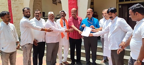 ವಿಜಯಪುರ ಜಿಲ್ಲಾಡಳಿತಕ್ಕೆ ಹಿಂದೂಪರ ಸಂಘಟನೆಗಳ ಪ್ರಮುಖರು ಮನವಿ ಸಲ್ಲಿಸಿದರು. ದಯಾಸಾಗರ ಪಾಟೀಲ, ಕೃಷ್ಣಾ ಗುನ್ಹಾಳಕರ, ಪ್ರೇಮಾನಂದ ಬಿರಾದಾರ, ಮಹೇಂದ್ರಕುಮಾರ ನಾಯಕ ಇತರರಿದ್ದಾರೆ.