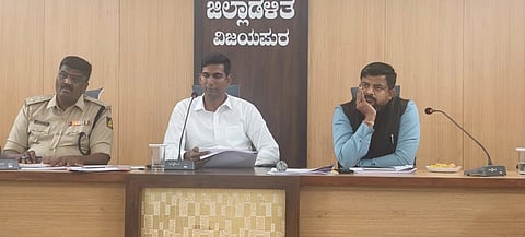 ವಿಜಯಪುರ ಜಿಲ್ಲಾಡಳಿತ ಕಚೇರಿ ಸಭಾಂಗಣದಲ್ಲಿ ಜಿಲ್ಲಾಧಿಕಾರಿ ಡಾ.ಆನಂದ ಕೆ ಅವರು ತ್ರೈಮಾಸಿಕ ಸಭೆ ನಡೆಸಿದರು. ಸಿಇಒ ರಿಷಿ ಆನಂದ, ಎಎಸ್‌ಪಿ ರಾಮನಗೌಡ ಹಟ್ಟಿ ಇದ್ದಾರೆ.