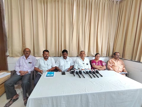 ವಿಜಯಪುರ ನಗರದ ಖಾಸಗಿ ಹೊಟೇಲ್‌ನಲ್ಲಿ ಬಸವ ಹಾಗೂ ದಲಿತಪರ ನಾಯಕರು ಜಂಟಿಯಾಗಿ ಸುದ್ದಿಗೋಷ್ಠಿ ನಡೆಸಿದರು. ಡಾ.ರವಿ ಬಿರಾದಾರ, ಅಡಿವೆಪ್ಪ ಸಾಲಗಲ್ಲ, ಮಹಾದೇವಿ ಗೋಕಾಕ ಇತರರಿದ್ದಾರೆ.
