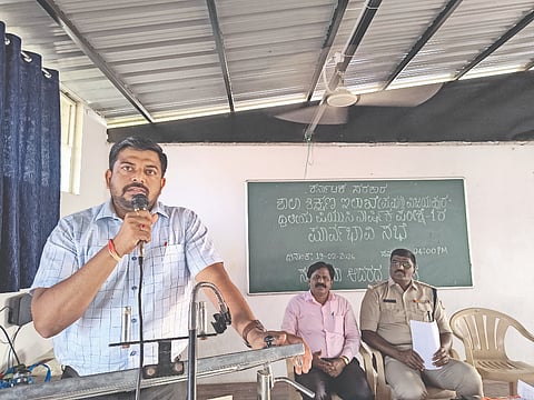 ವಿಜಯಪುರ ಜಿಲ್ಲಾಡಳಿತ ಕಚೇರಿ ಸಭಾಂಗಣದಲ್ಲಿ ಜಿಪಂ ಸಿಇಒ ರಿಷಿ ಆನಂದ ಪೂರ್ವಭಾವಿ ಸಭೆ ನಡೆಸಿದರು. ಎಎಸ್‌ಪಿ ರಾಮನಗೌಡ ಹಟ್ಟಿ, ಪಪೂ ಶಿಕ್ಷಣ ಇಲಾಖೆಯ ಉಪ ನಿರ್ದೇಶಕ ಚಂದ್ರಶೇಖರ ಹೊಸಮನಿ ಇದ್ದಾರೆ.